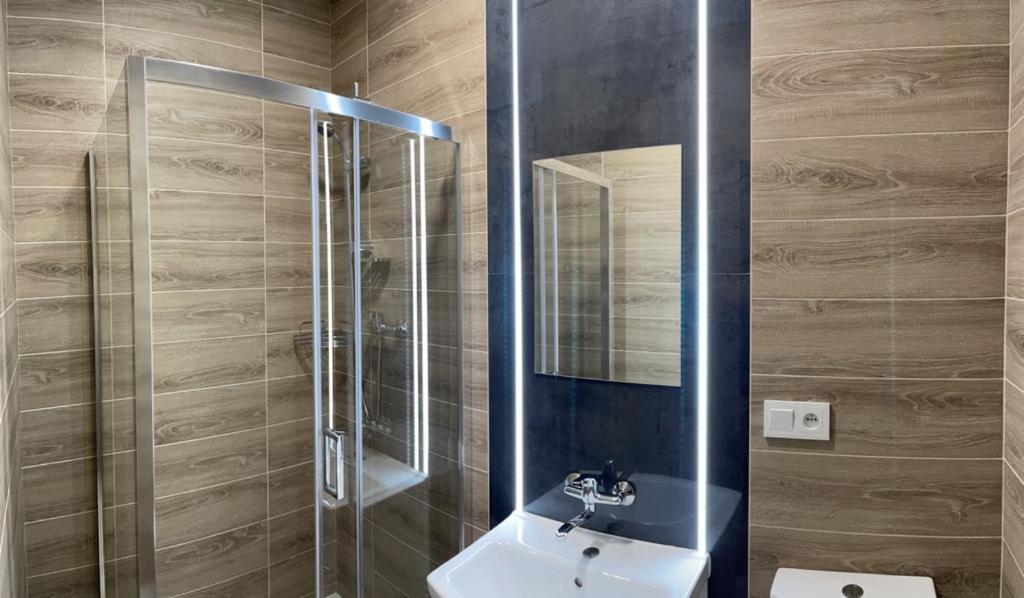 Good Night Noclegi & Strefa Z Sauna I Jacuzzi Ogolnodostepna Lub Na Wylacznosc Czechowice-Dziedzice Kültér fotó